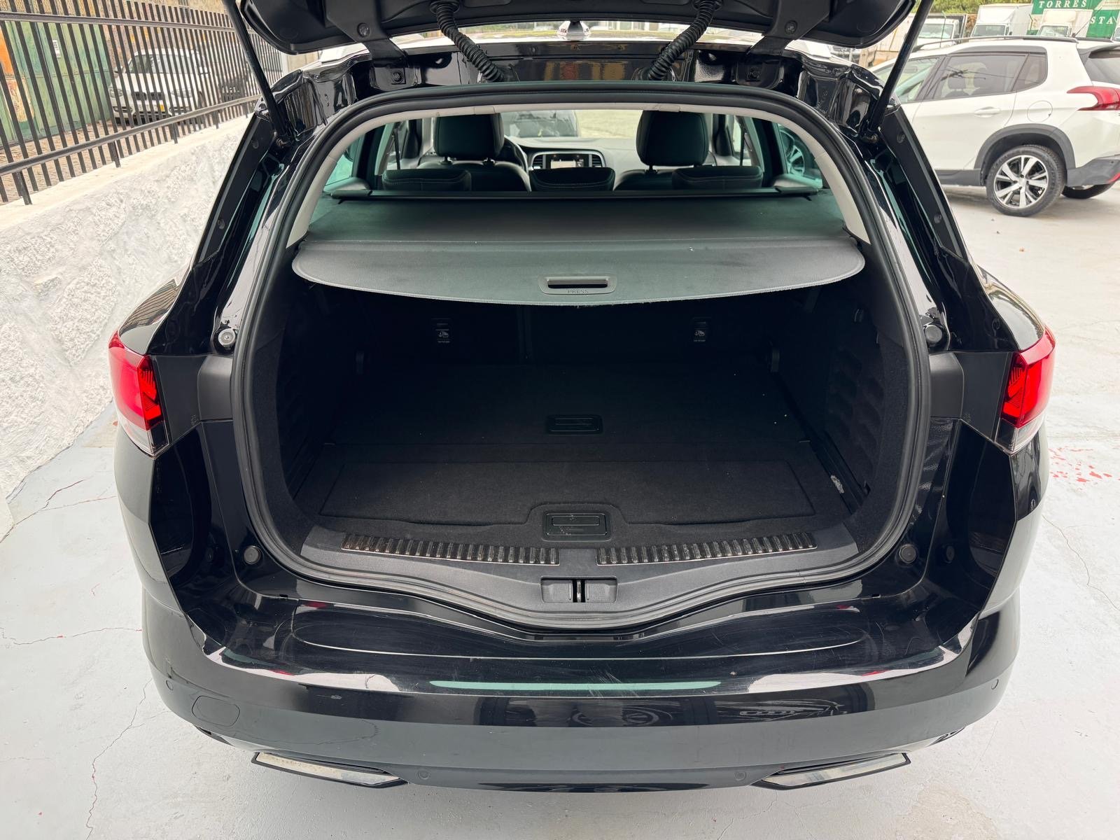 Renault Mégane Sport Tourer 1.5 Blue dCi Limited EDC - imagem 12